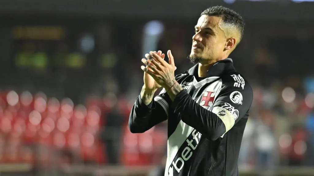 Coutinho, meia do Vasco. Foto: Jota Erre/AGIF.