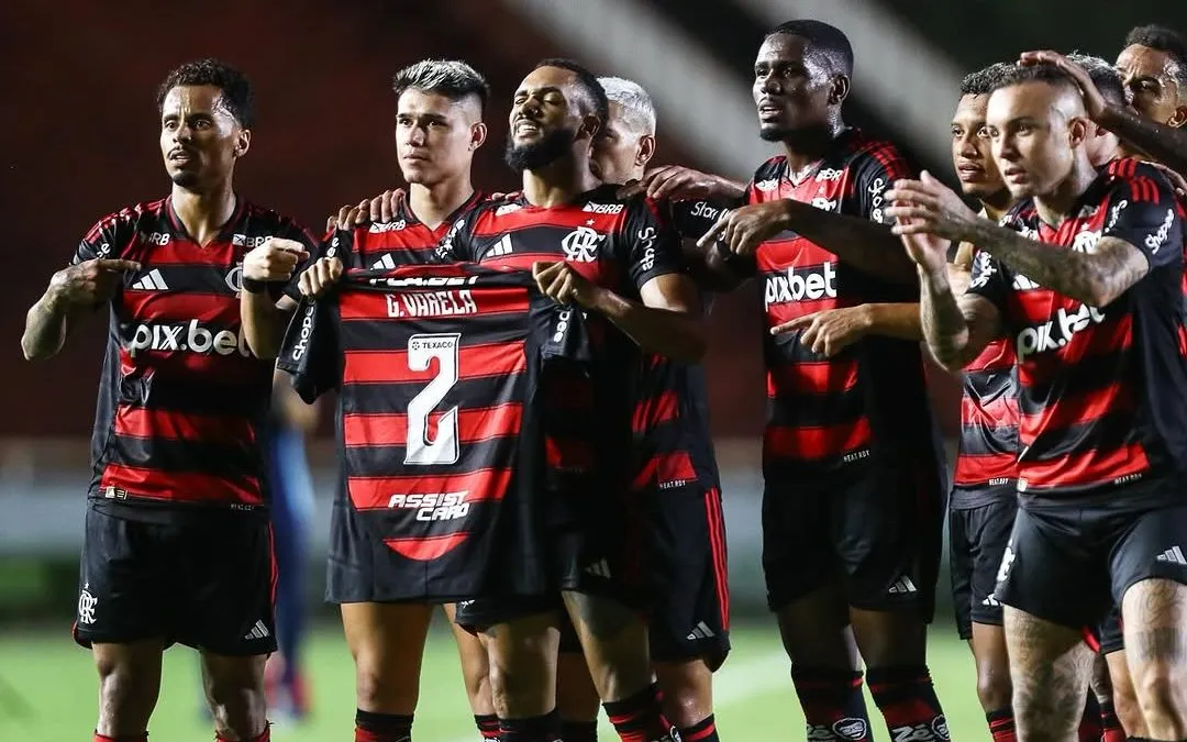 Jogadores do Flamengo comemoram vitória sobre rival cruzmaltino e são peças-chave no esquema tático de Filipe Luís. Foto: Gilvan de Souza / CRF