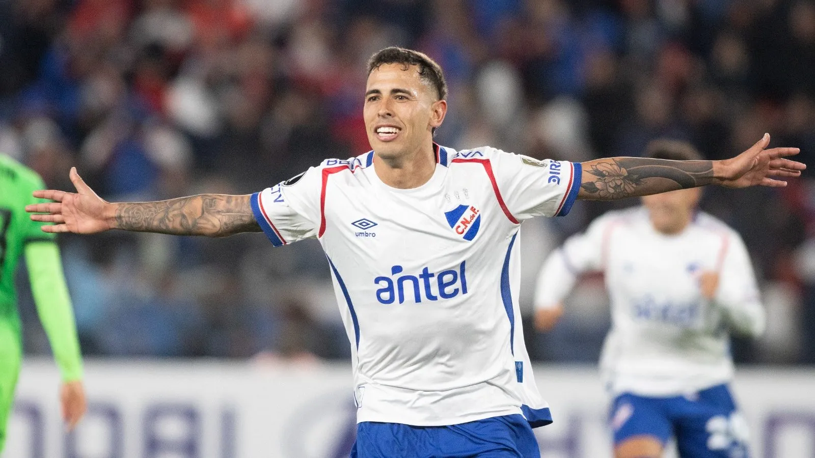 Cristian Oliva, do Nacional, chega no Brasil para fechar com o Santos – Foto: Ernesto Ryan/Getty Images