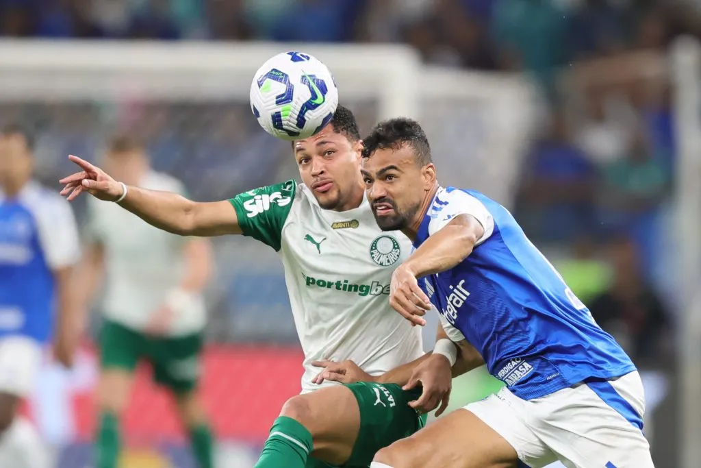 Fabricio Bruno jogador do Cruzeiro disputa lance com Vitor Roque jogador do Palmeiras durante partida no estadio Mineirao pelo campeonato Brasileiro A 2025. Foto: Gilson Lobo/AGIF