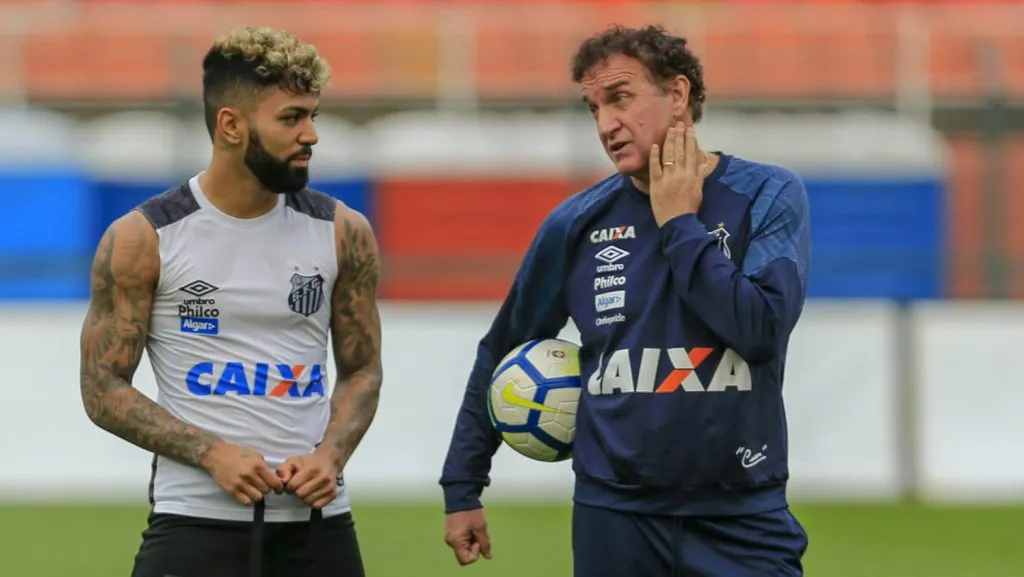 Foto: IMAGO / Fotoarena – Cuca ao lado de Gabigol em sua passagem pelo Alvinegro Praiano em 2018.