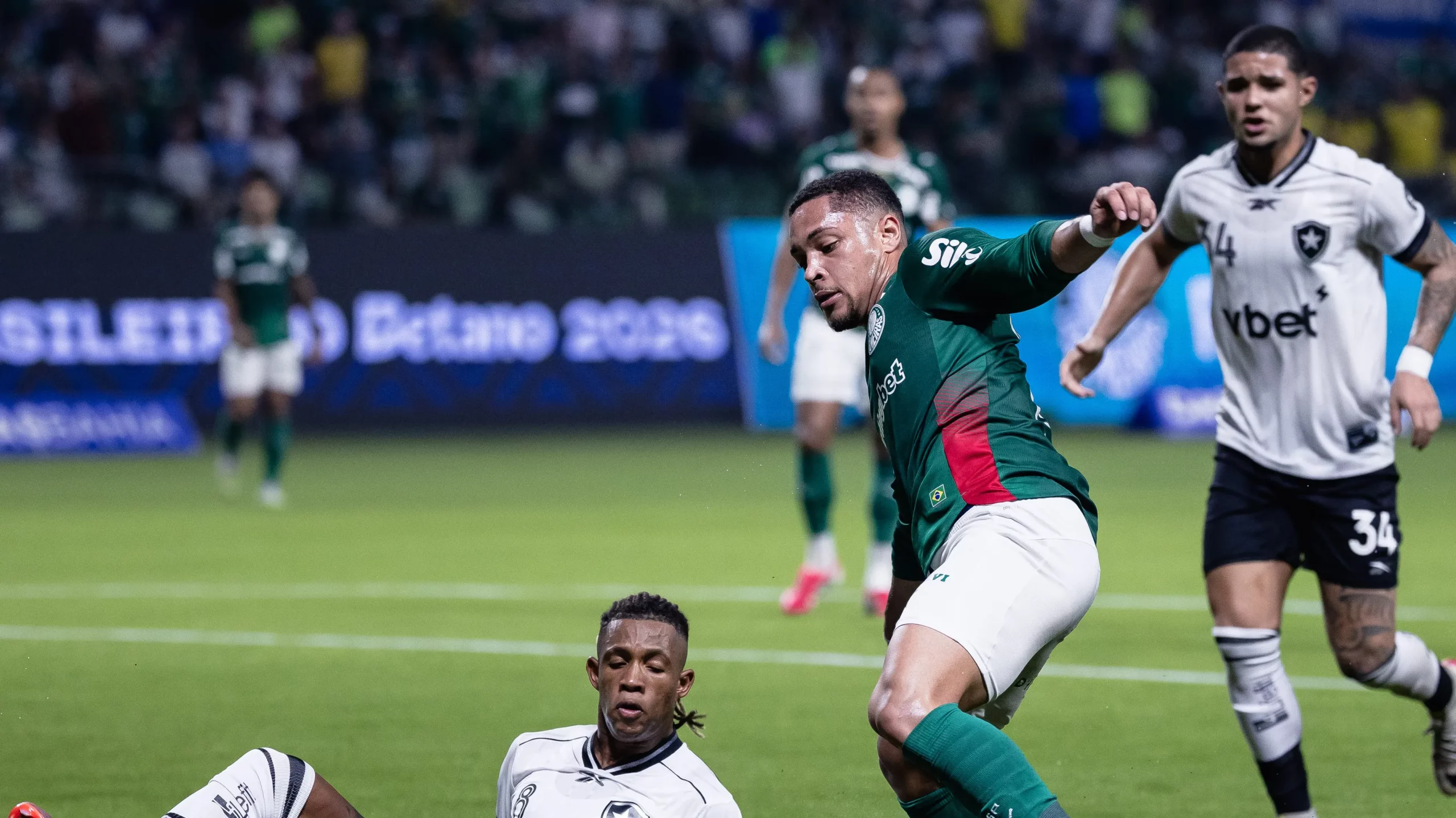 Foto: Ettore Chiereguini/AGIF – Danilo marcando Vitor Roque em duelo pelo Campeonato Brasileiro.