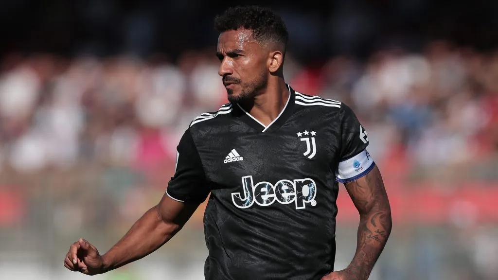 Danilo com uniforme preto da Juventus - Foto: Emilio Andreoli/Getty Images
