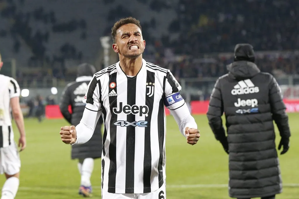 Lateral Danilo com a camisa da Juve. (Foto: Gabriele Maltinti/Getty Images)