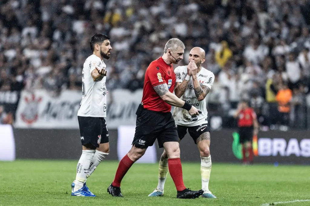 Fabio Santos e Bruno Méndez reclamam Daronco após pênalti marcado Foto: Abner Dourado/AGIF