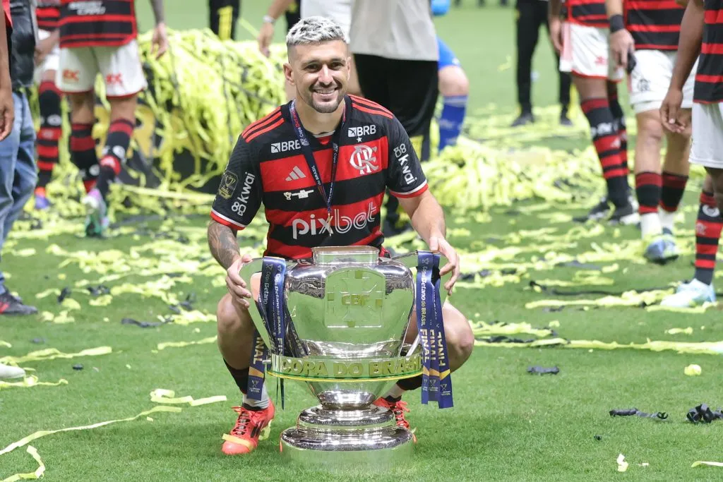 Arrascaeta após o título da Copa do Brasil. Foto: Gilson Lobo/AGIF