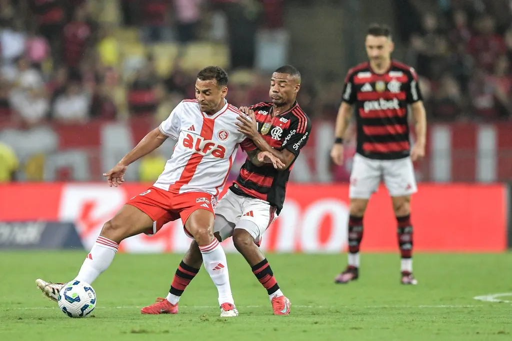 De La Cruz disputa jogada com Alan Patrick. Foto: Thiago Ribeiro/AGIF