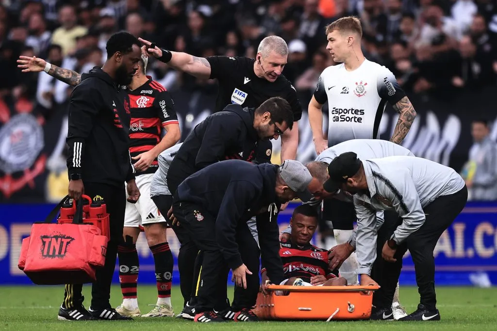 Momento da lesão de De La Cruz. Foto: Ettore Chiereguini/AGIF