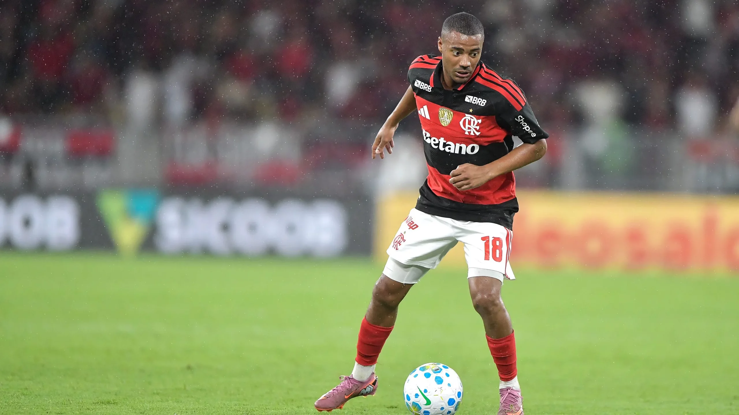 De la Cruz, jogador do Flamengo, durante partida contra o Internacional no estadio Maracana pelo campeonato Brasileiro A 2026. Foto: Thiago Ribeiro/AGIF