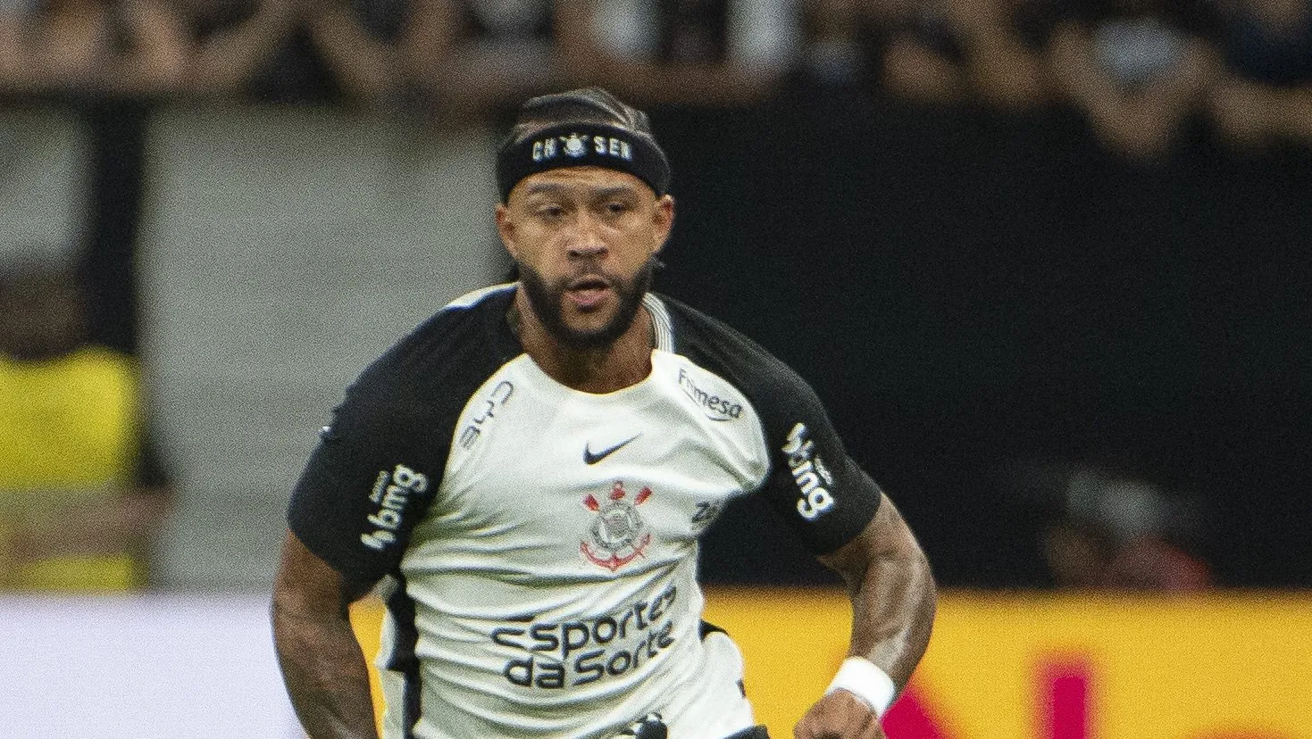 Foto: Anderson Romao/AGIF  – Atacante holandês se lesionou durante jogo contra o Flamengo.