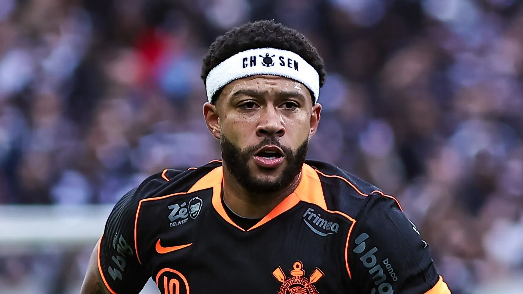 Foto: Fabio Giannelli/AGIF – Memphis em campo durante jogo do Brasileirão.