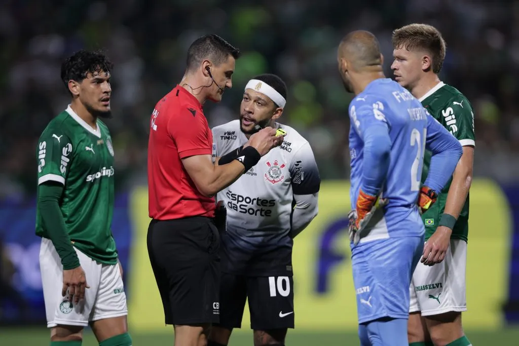 Memphis Depay levou cartão amarelo no clássico. Foto: Ettore Chiereguini/AGIF