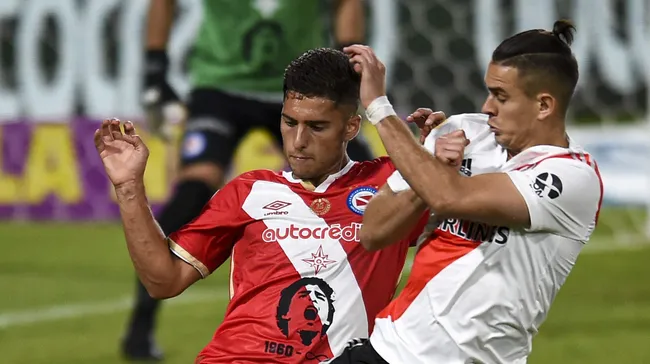 Foto: Marcelo Endelli/Getty Images – Di Cesare, ex-Argentinos Juniors, quer sair do clube de Avellaneda para jogar no Santos.