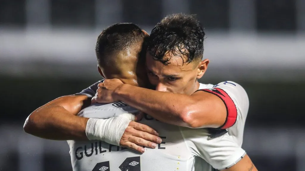 SP – SANTOS – 20/04/2024 – BRASILEIRO B 2024, SANTOS X PAYSANDU – Guilherme jogador do Santos comemora seu gol com Diego Pituca jogador da sua equipe durante partida contra o Paysandu no estadio Vila Belmiro pelo campeonato Brasileiro B 2024. Foto: Reinaldo Campos/AGIF