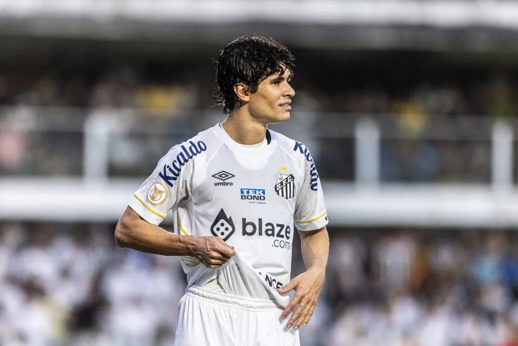 SP – SANTOS – 01/10/2023 – BRASILEIRO A 2023, SANTOS X VASCO – Dodo jogador do Santos deixa o campo apos partida contra o Vasco no estadio Vila Belmiro pelo campeonato Brasileiro A 2023. Foto: Abner Dourado/AGIF