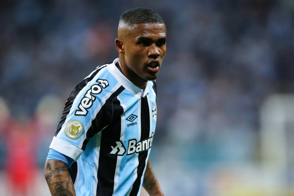 Em 2021, Douglas Costa defendeu as cores do Grêmio. Foto: Pedro H. Tesch/AGIF