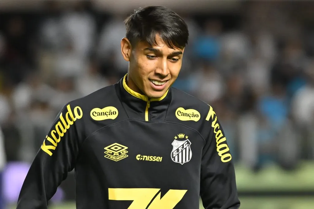 Alexis Duarte antes do jogo do Santos diante do Vitória. Foto: Jota Erre/AGIF