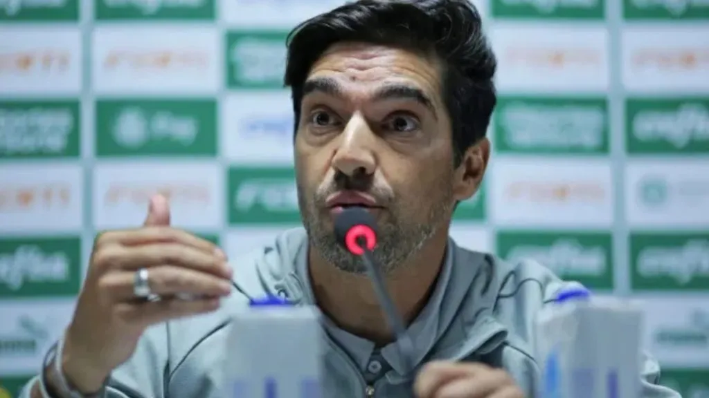 Abel Ferreira em entrevista coletiva no Palmeiras após partida pelo Campeonato Brasileiro – Foto: Heuler Andrey/Getty Images