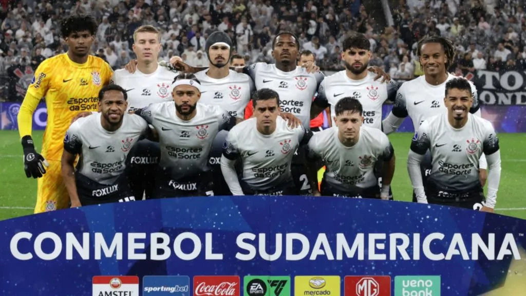 Equipe do Corinthians em jogo contra o Racing