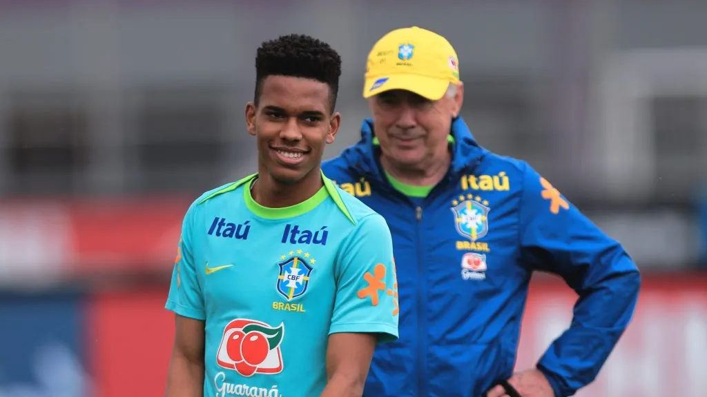 Estêvão e Ancelotti durante treino na seleção