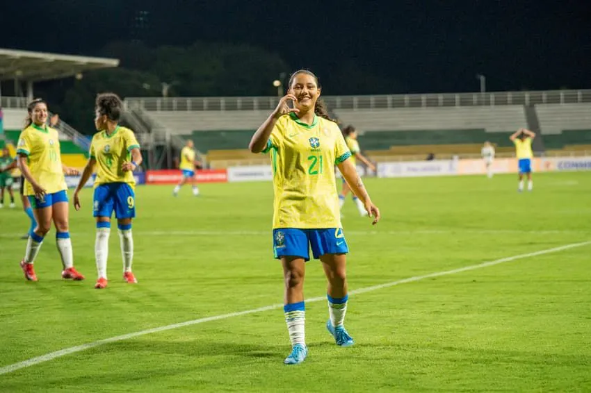 Evelin com a Amarelinha. Foto: Nelson Terme/CBF