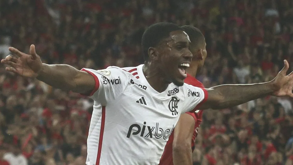 Foto: Gabriel Machado/AGIF – Evertton Araújo tem contrato até 2028 no Flamengo e virou alvo do futebol inglês.