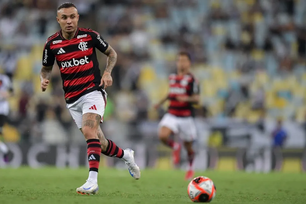 Everton Cebolinha, jogador do Flamengo selou a vitória sobre o Vasco no Maracanã pelo campeonato Carioca 2025. Foto: Thiago Ribeiro/AGIF