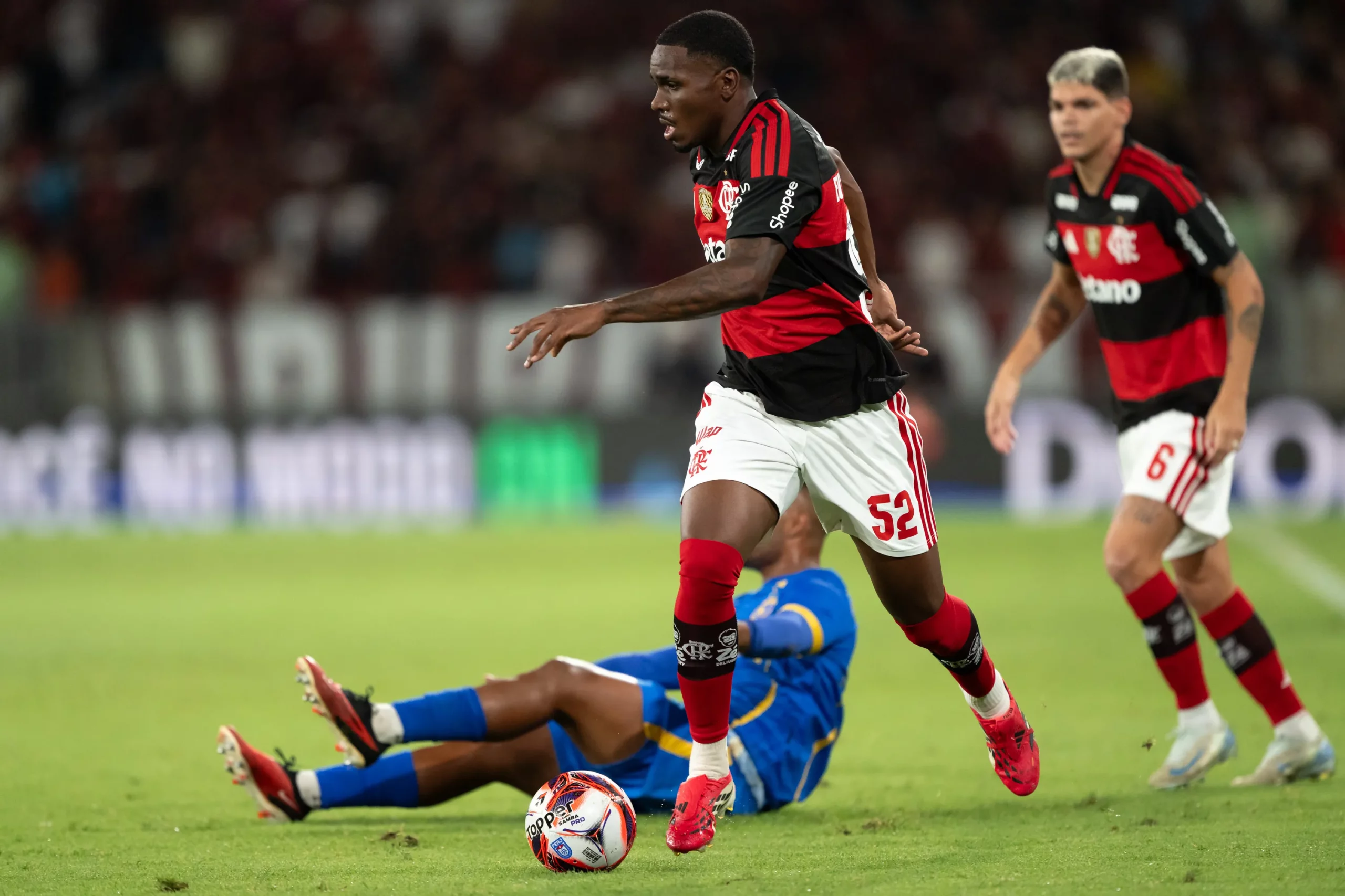 Evertton Araujo jogador do Flamengo durante partida contra o Sampaio Correa no estadio Maracana pelo campeonato Carioca 2026. Foto: Jorge Rodrigues/AGIF