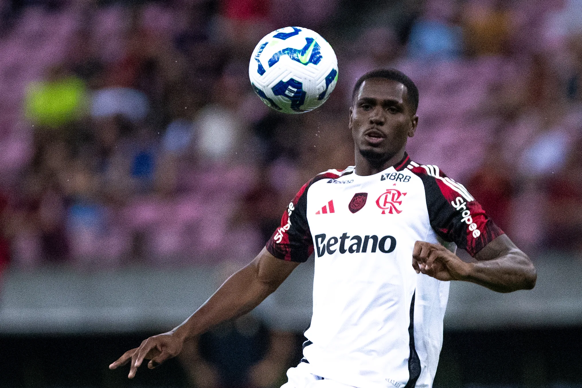 PE – SAO LOURENCO DA MATA – 15/11/2025 – BRASILEIRO A 2025, SPORT X FLAMENGO – Evertton Araujo jogador do Flamengo durante partida contra o Sport no estadio Arena Pernambuco pelo campeonato Brasileiro A 2025. Foto: Rafael Vieira/AGIF