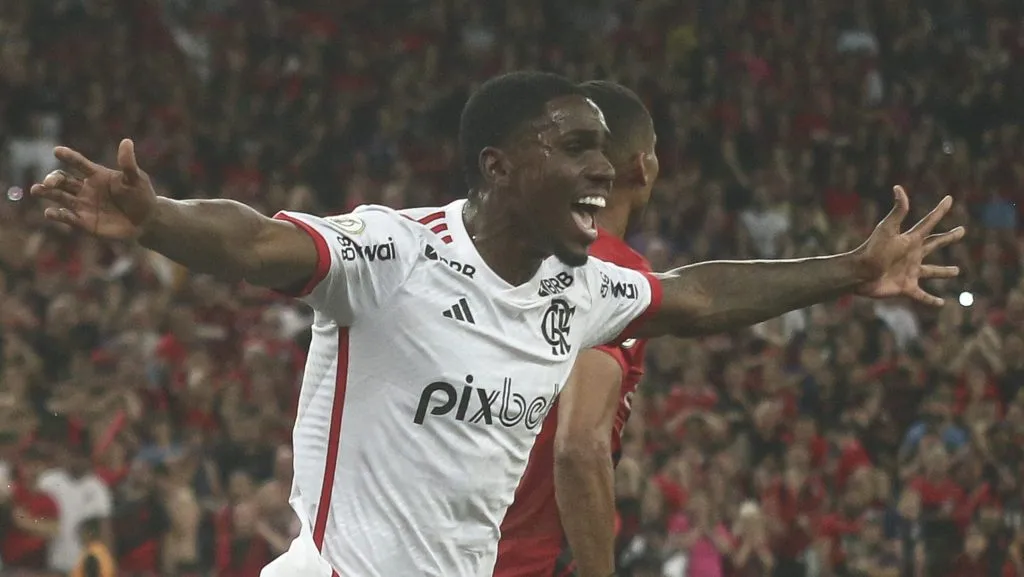 Foto: Gabriel Machado/AGIF – Evertton Araujo jogador do Flamengo comemora seu gol durante partida contra o Athletico-PR no estadio Arena da Baixada pelo campeonato Brasileiro A 2024.