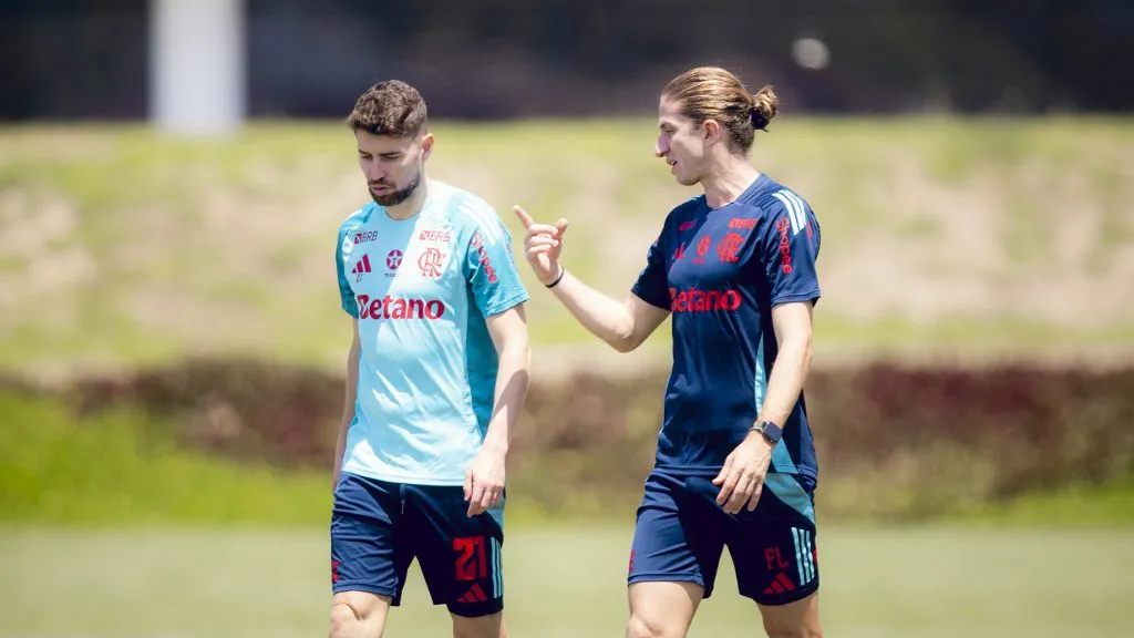 Filipe Luís vem conversando com elenco para entrar focado na Libertadores – Foto: Adriano Fontes/Flamengo