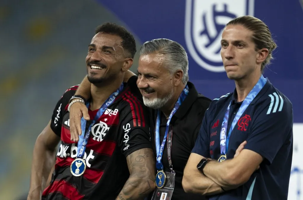 Danilo, José Boto, diretor de futebol, e Filipe Luís após o título da Taça Guanabara. Foto: Jorge Rodrigues/AGIF