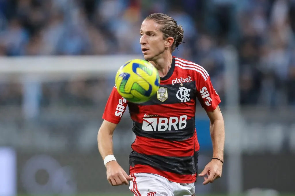 Filipe Luís tem contrato expirando no Mais Querido em dezembro e ainda não sabe se vai continuar em 2024 – Foto: Pedro H. Tesch/AGIF