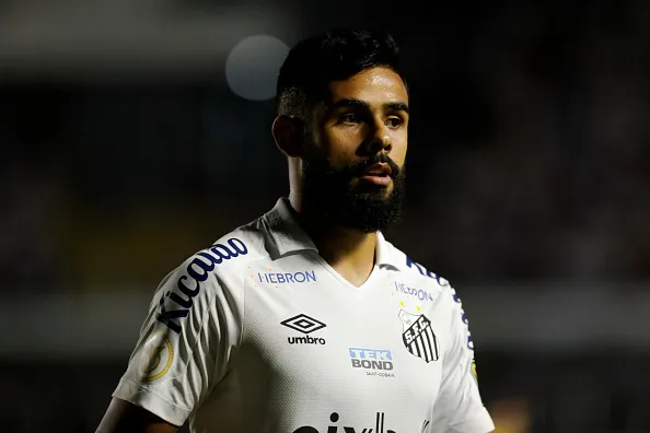 Foto: Ricardo Moreira/Getty Images – Felipe Jonatan está fora do clássico