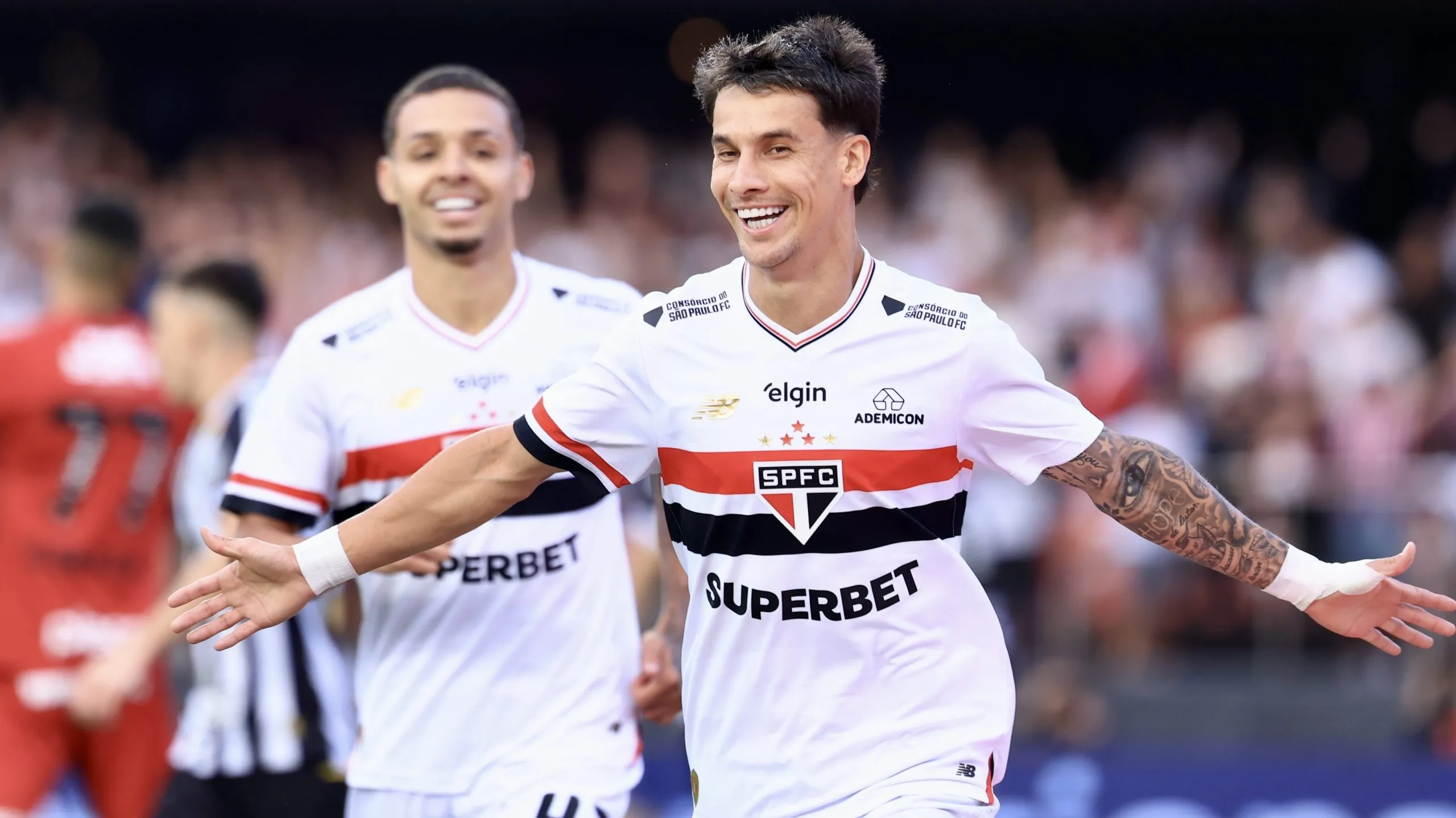 Atacante comemora o gol diante do Santos. Foto: Marcello Zambrana/AGIF