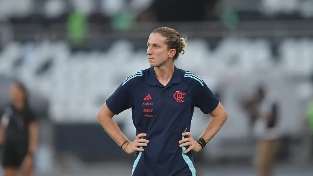 Filipe Luís na beira do campo pelo Flamengo. Foto: Thiago Ribeiro/AGIF.