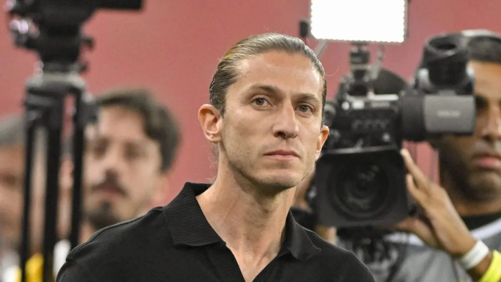 Foto: IMAGO / Sports Press Photo – Filipe Luis, observa antes da partida entre Flamengo e Corinthians no Estádio do Maracanã em 02 de outubro de 2024.