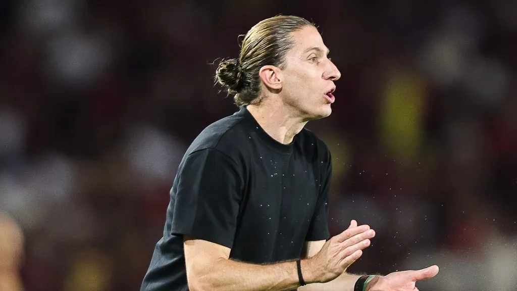 Filipe Luís vem analisando o elenco visando o próximo ano – Fotos: Gilvan de Souza/Flamengo