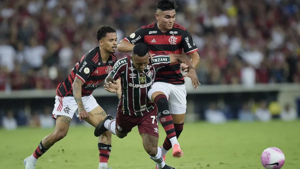 Alcaraz disputando bola no Fla-Flu. Foto: Alexandre Loureiro/AGIF