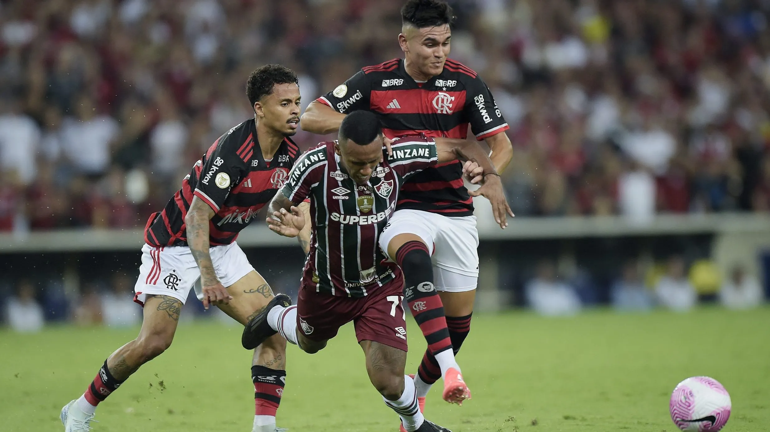 Foto: Alexandre Loureiro/AGIF – Allan e Alcaraz jogador do Flamengo disputa lance com Marquinhos jogador do Fluminense durante o Fla x Flu no Maracanã