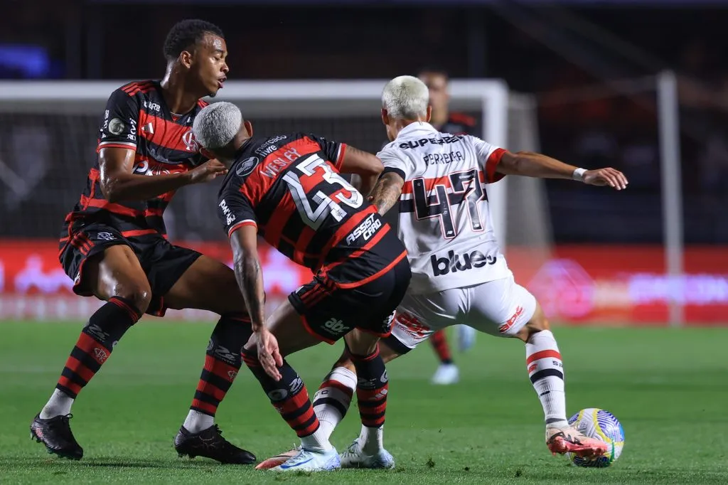 SP – SAO PAULO – 03/08/2024 – BRASILEIRO A 2024, SAO PAULO X FLAMENGO – Ferreira jogador do Sao Paulo disputa lance com Wesley jogador do Flamengo durante partida no estadio Morumbi pelo campeonato Brasileiro A 2024. Foto: Marcello Zambrana/AGIF