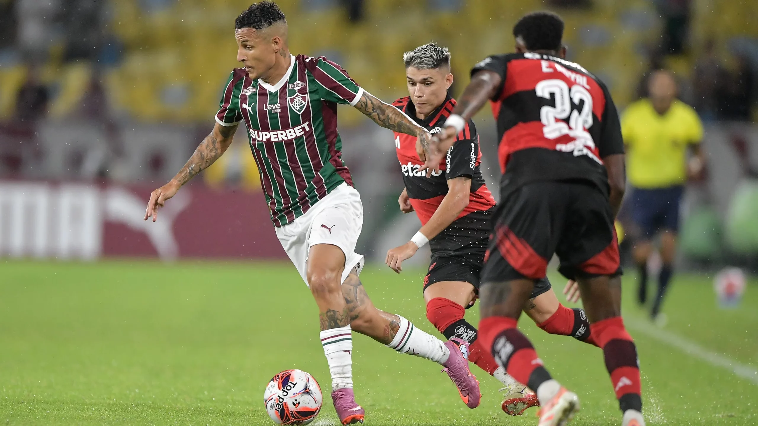 Arana, jogador do Fluminense, durante partida contra o Flamengo no estadio Maracana pelo campeonato Carioca 2026. Foto: Thiago Ribeiro/AGIF