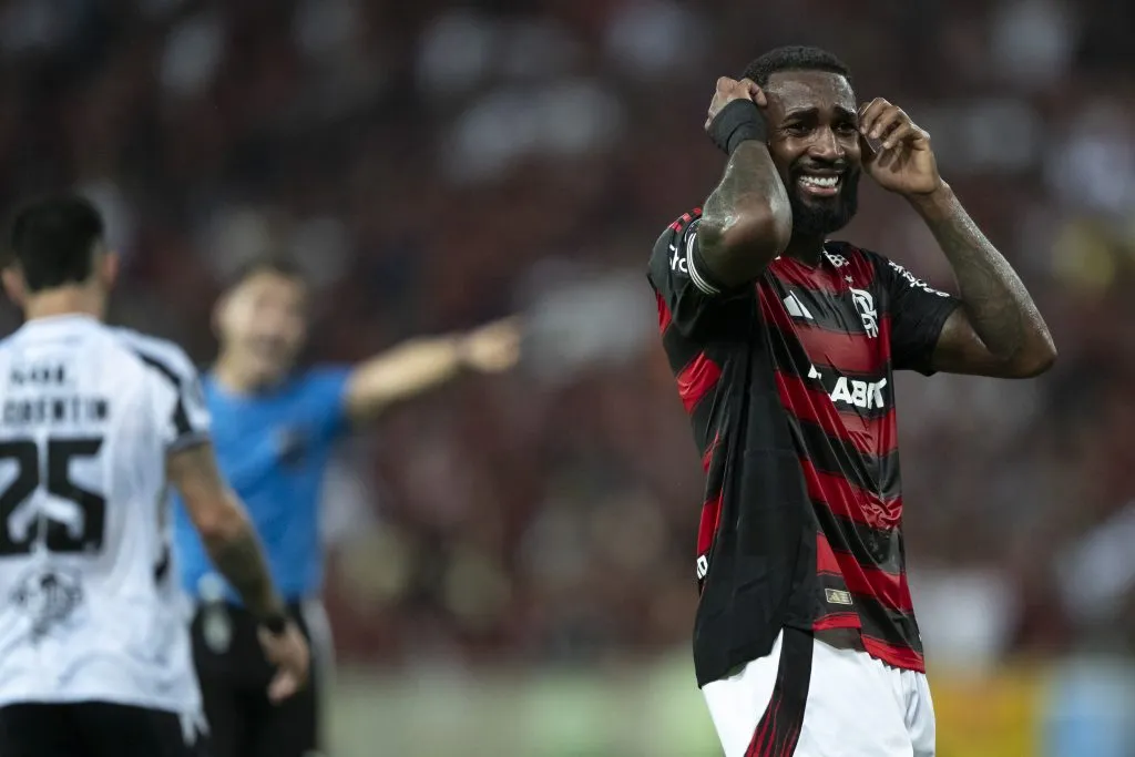 RJ – RIO DE JANEIRO – 09/04/2025 – COPA LIBERTADORES 2025, FLAMENGO X CORDOBA – Gerson jogador do Flamengo lamenta durante partida contra o Cordoba no estadio Maracana pelo campeonato Copa Libertadores 2025. Foto: Jorge Rodrigues/AGIF