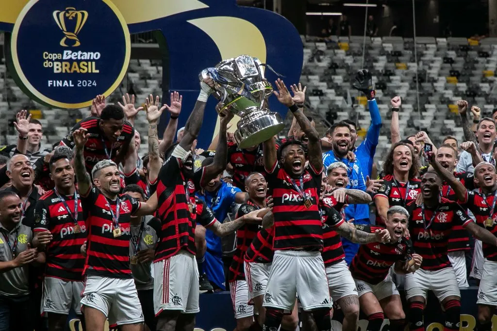 Jogadores do Flamengo comemorando o título. Foto: Fernando Moreno/AGIF