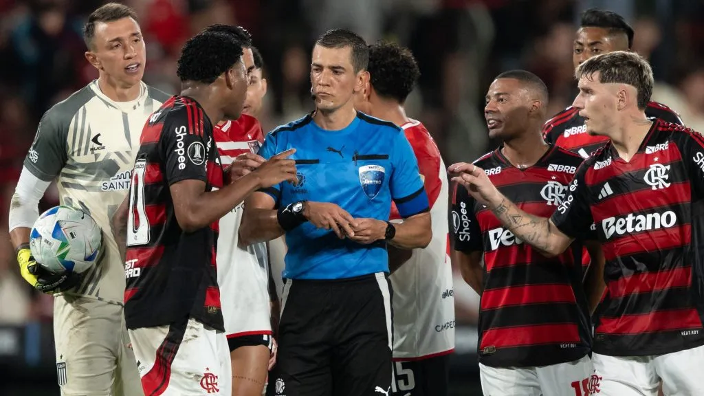 Plata reclamando com arbitragem. Foto: Jorge Rodrigues/AGIF