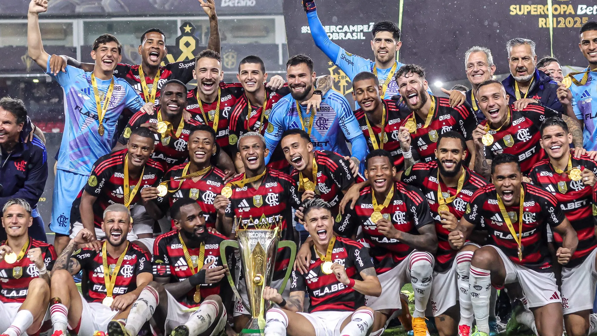Jogadores do Flamengo comemoram titulo de campeao apos partida contra o Botafogo no Mangueirao pela decisão do campeonato Supercopa 2025. Foto: Fernando Torres/AGIF
