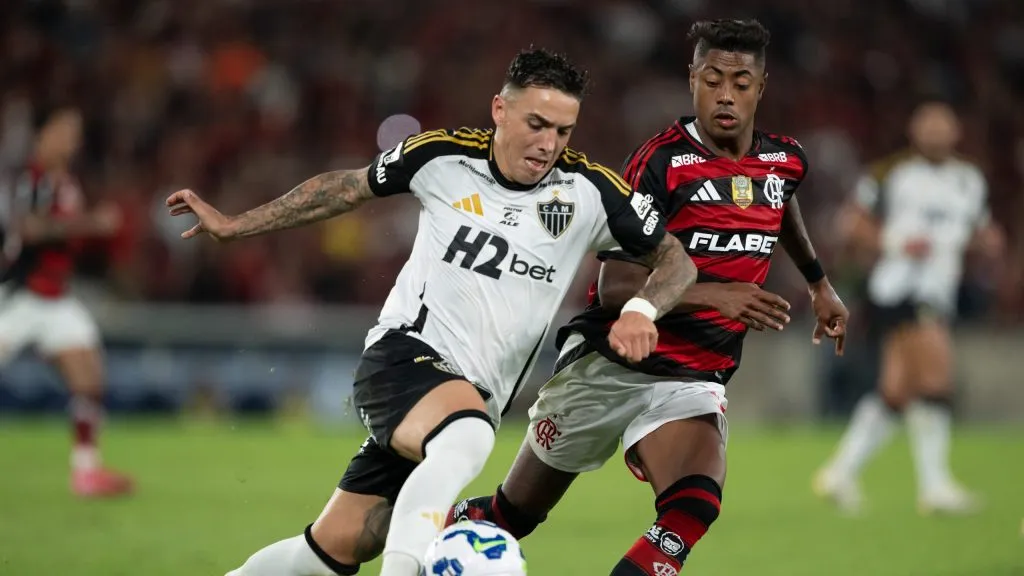 Bruno Henrique jogador do Flamengo disputa lance com Saravia jogador do Atletico-MG durante partida no estadio Maracana pelo campeonato Brasileiro A 2025. Foto: Jorge Rodrigues/AGIF