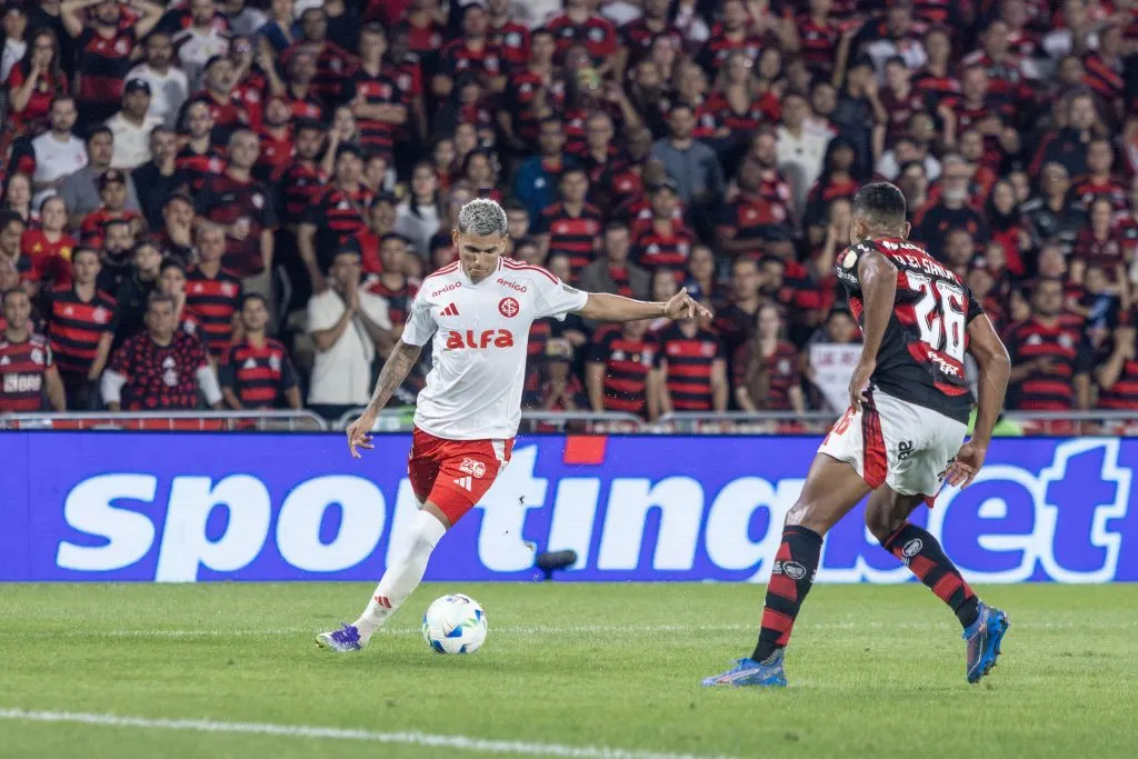 Aguirre jogador do Internacional durante partida contra o Flamengo no estadio Maracana pelo campeonato Copa Libertadores 2025. Foto: Lucas Gabriel Cardoso/AGIF