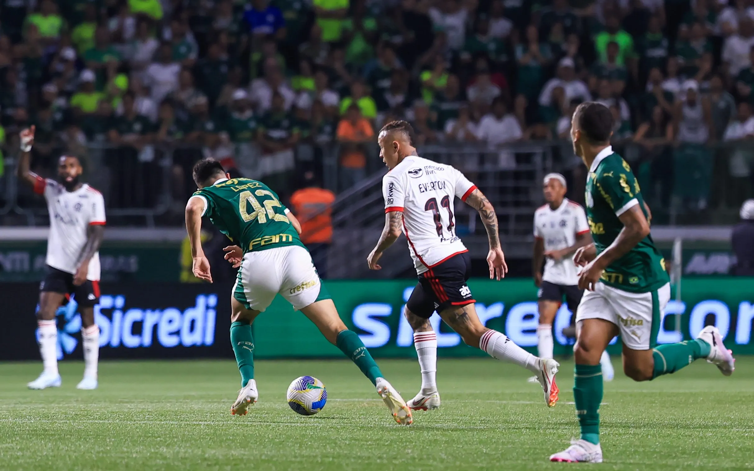 Everton Cebolinha, jogador do Flamengo durante partida contra o Palmeiras no estadio Arena Allianz Parque pelo campeonato Copa Do Brasil 2024. Foto: Marcello Zambrana/AGIF