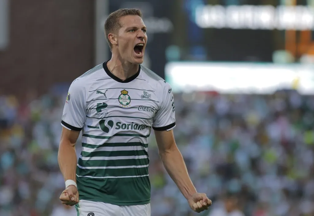 Santos quer rescindir com Julio Furch Foto: Manuel Guadarrama/Getty Images